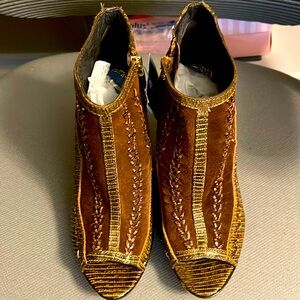 Vince Camuto 4” spike heel peep toe booties